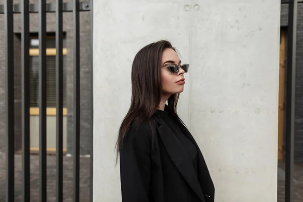 Élégant Portrait Sexy Belle Jeune Femme Aux Lunettes Soleil Rétro — Photo