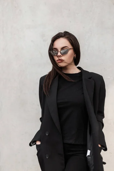 Taze Portre Seksi Yuvarlak Güneş Gözlüklü Modaya Uygun Siyah Ceketli — Stok fotoğraf