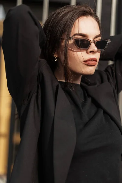 Söt Kvinnlig Modell Svarta Outwear Med Kavaj Solglasögon Attraktiv Sensuell — Stockfoto