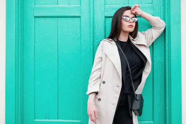 Mujer Joven Atractiva Gafas Sol Retro Con Estilo Camiseta Moda — Foto de Stock