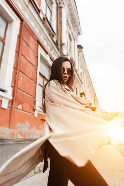 Cool Jonge Vrouw Mode Zonnebril Modieuze Lente Beige Trench Jas — Stockfoto