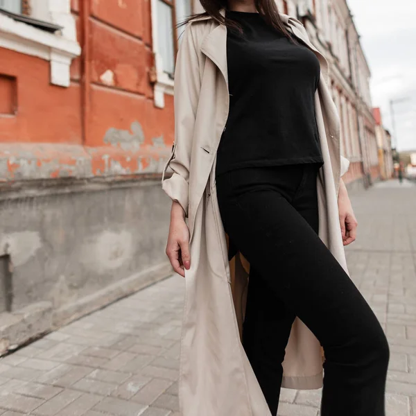 Moda Mujer Casual Ropa Negra Con Abrigo Camina Por Calle —  Fotos de Stock