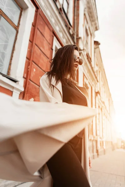 Moderne Jonge Vrouw Modieuze Zonnebril Zwarte Casual Kleding Lente Beige — Stockfoto