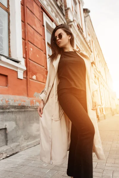 Κομψή Αστική Νεαρή Γυναίκα Μοντέρνα Ρούχα Γυαλιά Ηλίου Περπατά Στο — Φωτογραφία Αρχείου