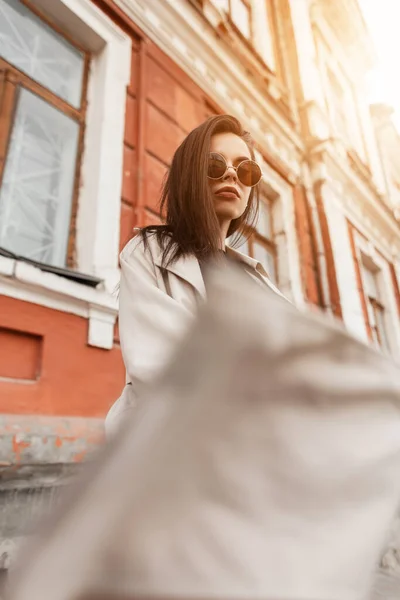 Stijlvol Modemodel Stedelijke Jonge Vrouw Trendy Zonnebril Beige Trench Jas — Stockfoto