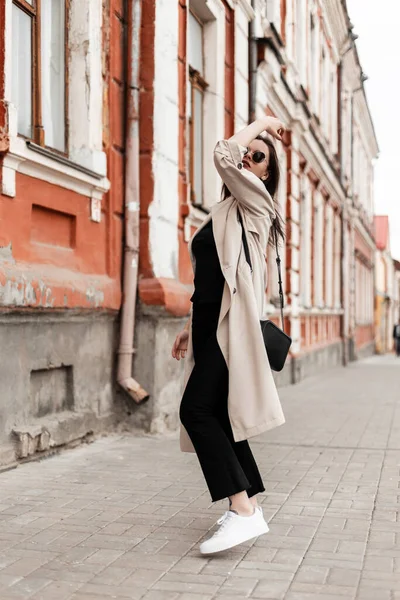 Mujer Joven Moda Moderna Gafas Sol Con Estilo Gabardina Primavera — Foto de Stock