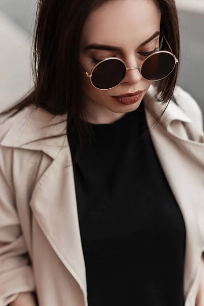 Mujer Sexy Joven Moda Gafas Sol Redondas Elegantes Ropa Casual — Foto de Stock