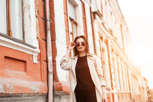 Jeune Femme Américaine Aux Lunettes Soleil Élégantes Vêtements Noirs Décontractés — Photo