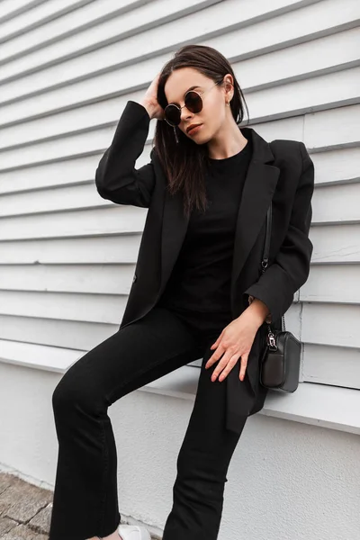 Modelo Moda Atractiva Mujer Joven Gafas Sol Con Estilo Ropa —  Fotos de Stock