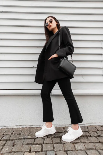 Encantadora Mujer Joven Moda Gafas Sol Con Estilo Ropa Negra —  Fotos de Stock