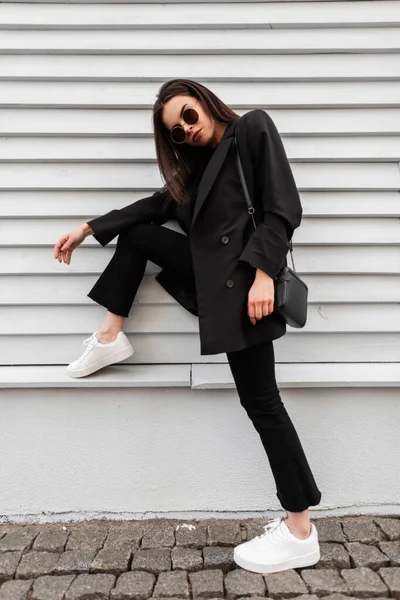 Moderne Jonge Vrouw Mode Model Modieuze Zonnebril Witte Schoenen Stijlvolle — Stockfoto