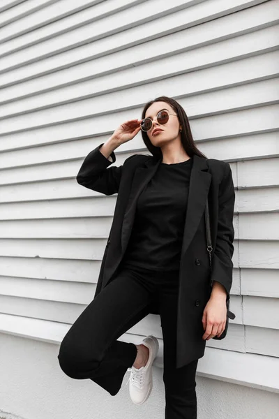 Cool Moderne Jonge Vrouw Modieuze Zwarte Casual Kleding Met Handtas — Stockfoto