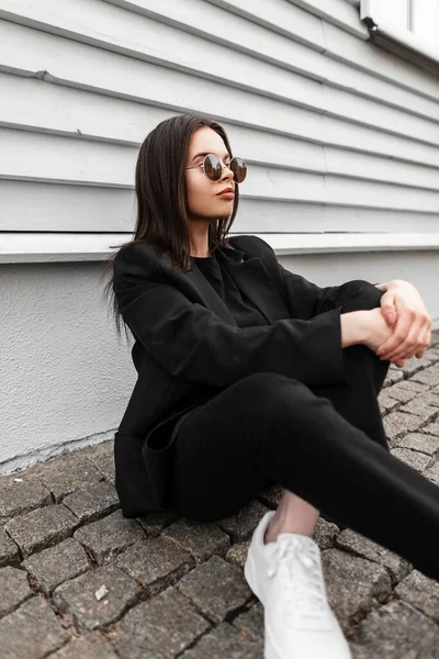 Trendy Mooie Stedelijke Jonge Vrouw Modieuze Zonnebril Stijlvolle Jeugdjas Schoenen — Stockfoto