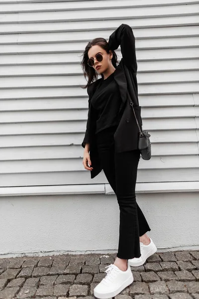 Elegante Mujer Joven Ropa Moda Joven Negro Gafas Sol Zapatillas — Foto de Stock