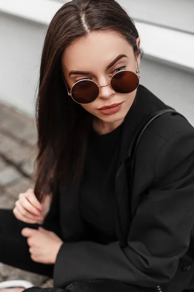 Mujer Joven Bastante Elegante Ropa Joven Moda Negro Gafas Sol — Foto de Stock