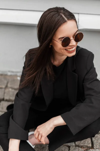 Modelo Moda Alegre Joven Con Linda Sonrisa Gafas Sol Con — Foto de Stock