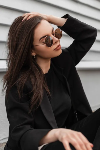Прекрасна Модель Моди Молодої Жінки Модних Сонцезахисних Окулярах Стильному Чорному — стокове фото