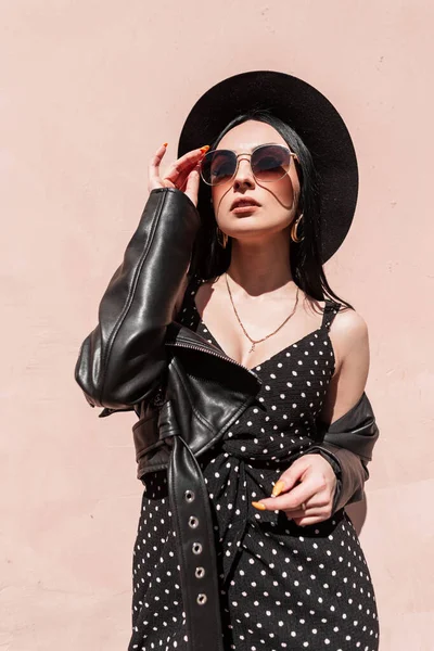 Mujer Joven Glamurosa Con Bolso Moda Gafas Sol Con Estilo —  Fotos de Stock