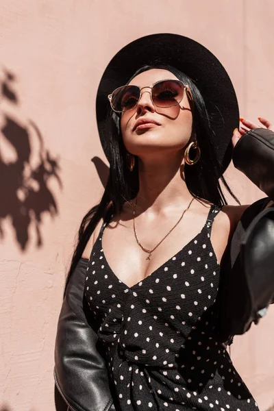 セクシーな美しい女性で黒服でサングラスとドレス 革のジャケット — ストック写真
