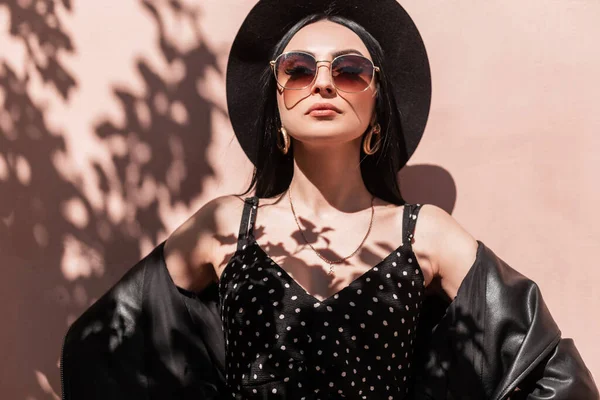 Retrato Muito Jovem Mulher Chique Chapéu Elegante Vestido Moda Couro — Fotografia de Stock