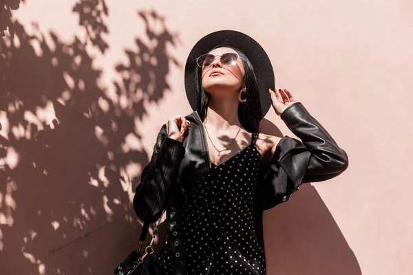 Солнечный Портрет Симпатичной Молодой Брюнетки Элегантной Шляпе Красивом Платье Модных — стоковое фото