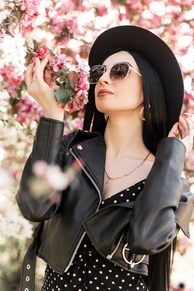 Mulher Bonita Moderna Óculos Sol Elegantes Chapéu Preto Elegante Vestido — Fotografia de Stock