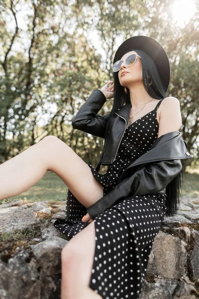 Γοητευτικό Κομψό Γυναικείο Μοντέλο Μόδας Μοντέρνο Μαύρο Κομψό Ρούχα Πολυτελές — Φωτογραφία Αρχείου