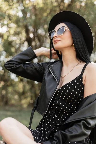 Portrait Belle Femme Dans Des Lunettes Soleil Dans Chapeau Élégant — Photo