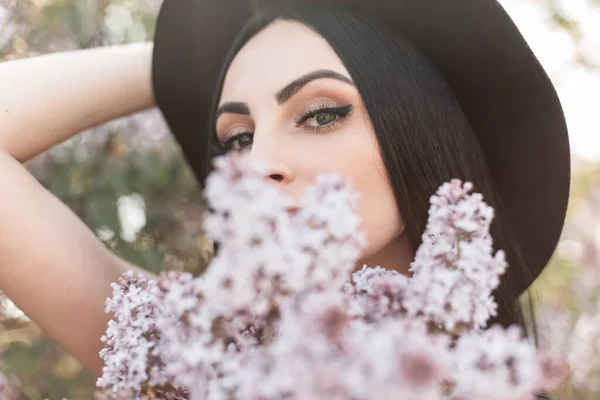 Ung Attraktiv Kvinna Med Vackra Ögon Lyxig Elegant Hatt Täcker — Stockfoto