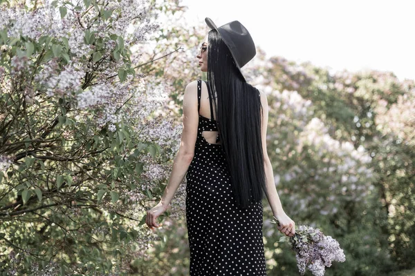 드레스를 라일락 드레스를 관능적 머리의 공원의 근처에서 소녀는 산책을 놀라운 — 스톡 사진