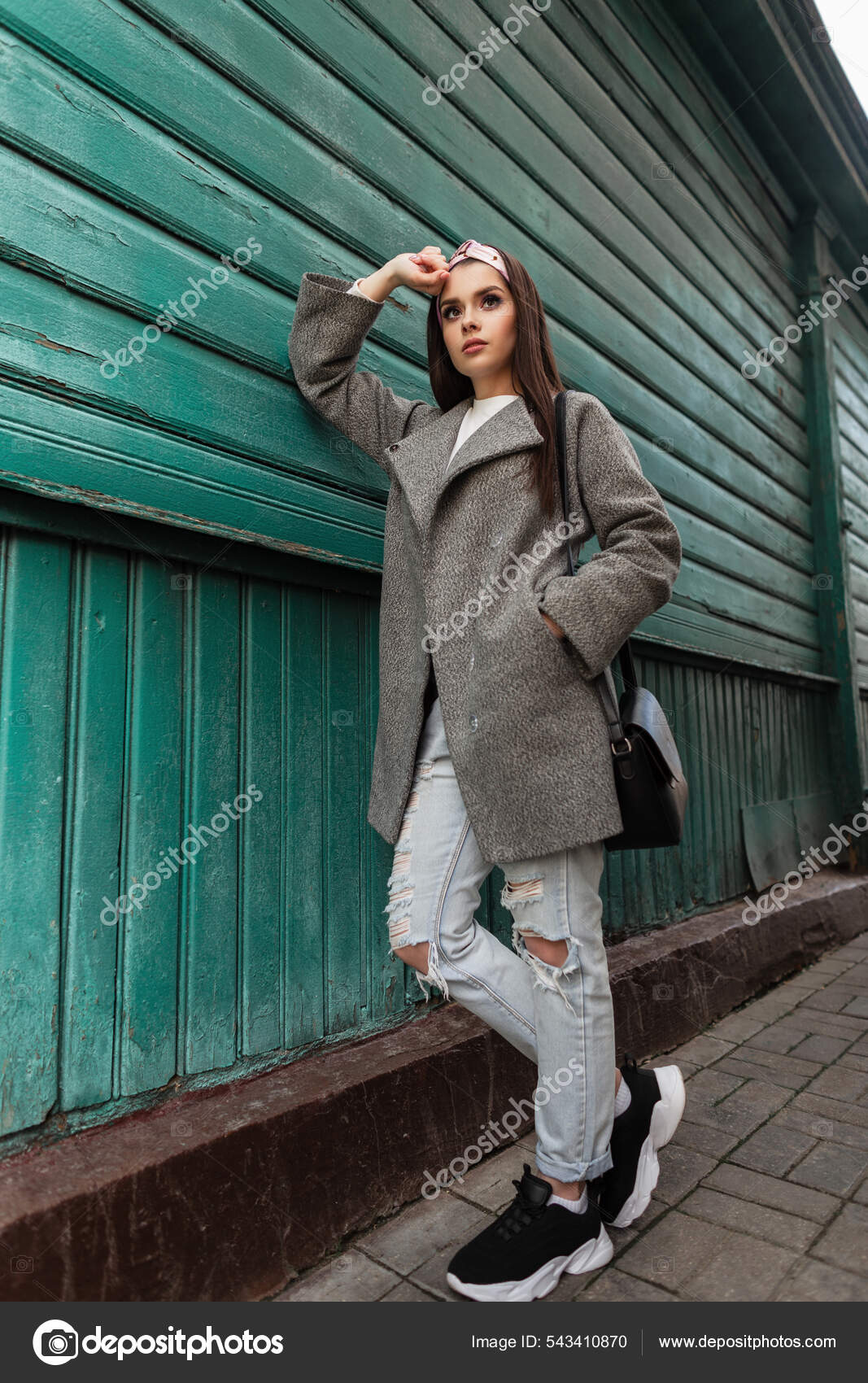 Jeune Femme Mode Dans Les Vetements Elegants Printemps Des Jeunes Photo de stock par alonesdj 543410870