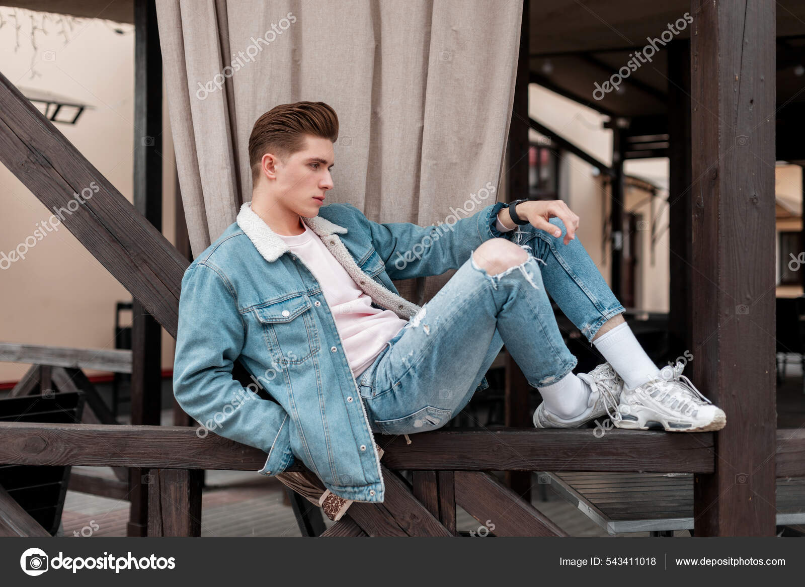 若い男のジーンズ 
