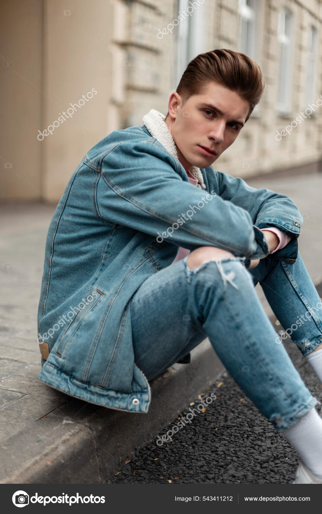 Bonito Homem Jovem Bonito Roupas Elegantes Jeans Azuis Azulejo Rua fotos,  imagens de © alonesdj #543411212