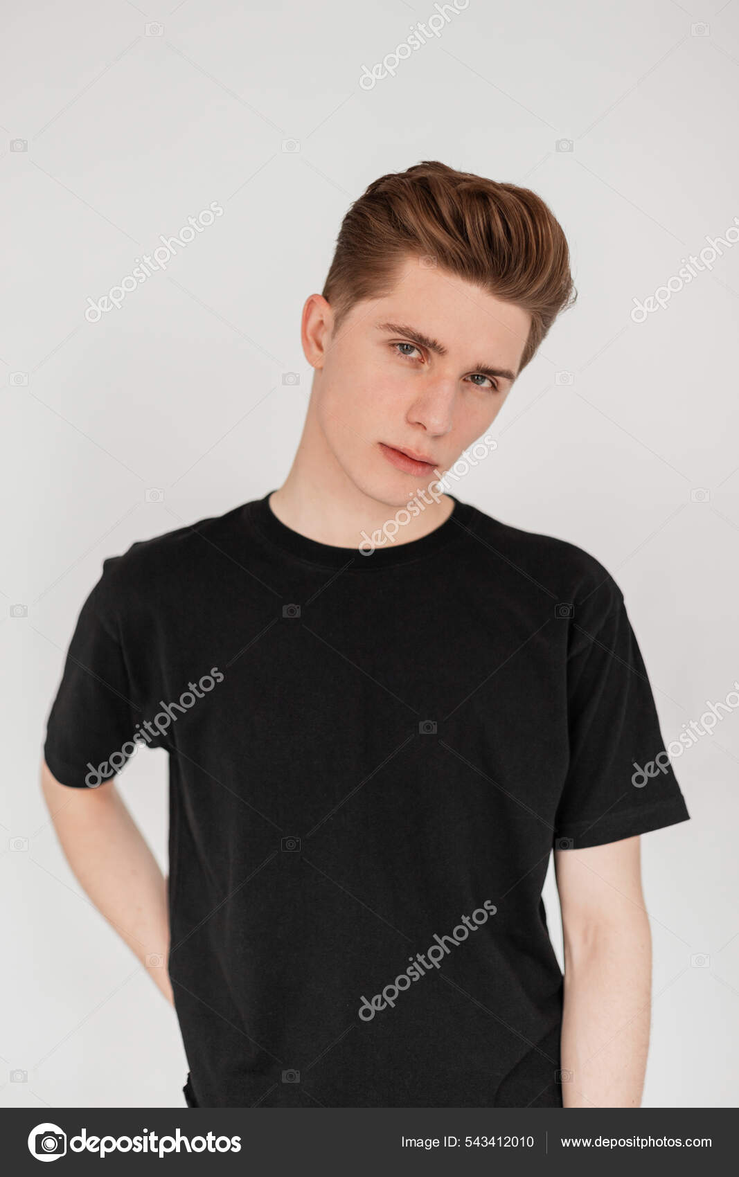 Guapo Joven Hombre Moda Con Peinado Elegante Ropa Casual Moda Foto de stock 543412010 alonesdj