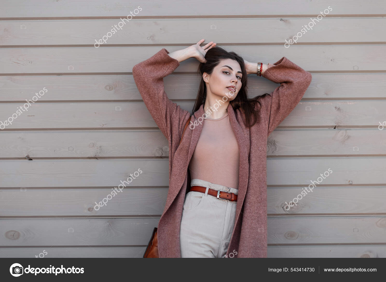 Moderna Joven Modelo Moda Mujer Con Estilo Ropa Elegante Endereza:  fotografía de stock © alonesdj #543414730