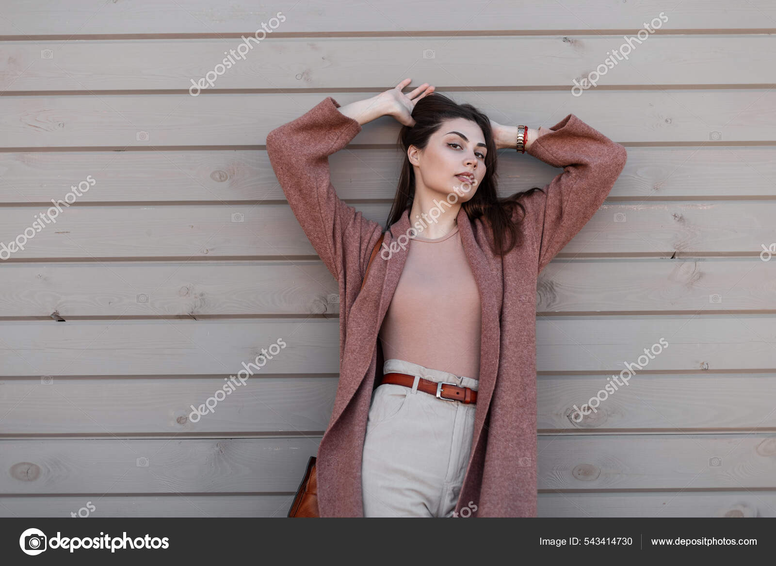 Joven Modelo Moda Mujer Estilo Ropa Elegante Endereza: fotografía de stock © alonesdj #543414730 |