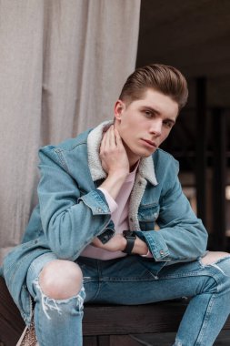 Taze portre moda Avrupalı genç adam moda saç stili şık kot ceket ve beyaz yakalı yaz günü sokakta poz veriyor. Şehirli yakışıklı adam. Açık havada manken.