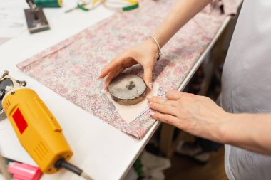 Kumaşlı terzi stüdyoda çalışıyor. Moda tasarımcısı kıyafet yapar.