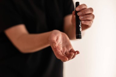 Tıp, Diyabet, Glisemi, Sağlık ve İnsan Konsepti - parmaklarda karyola kullanarak kan şekeri seviyesini Glikoz ölçer ile ölçmeye çalışan kadınlara yakın çekim