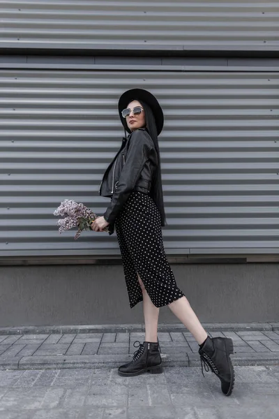 Femme Souriante Dans Des Lunettes Soleil Chapeau Mode Dans Des — Photo
