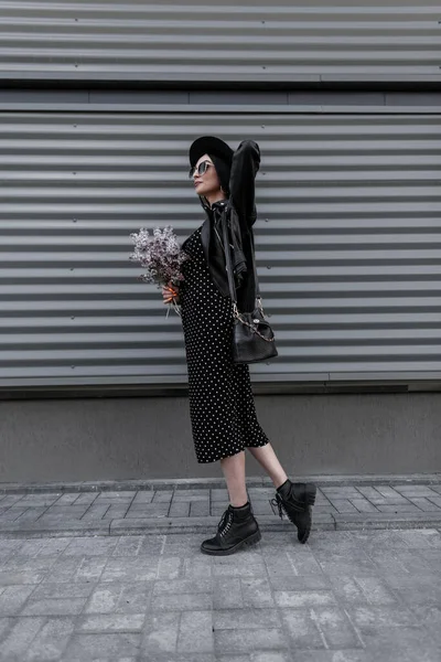 Elegante Vrouw Modieuze Zwarte Kleding Uit Nieuwe Collectie Hoed Zonnebril — Stockfoto