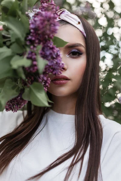 Ung Kvinna Med Färgad Makeup Mode Bandana Snygga Vita Kläder — Stockfoto