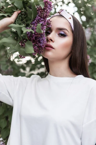 Ung Söt Kvinna Blommig Park Vilar Naturen Fashionabel Flicka Bandana — Stockfoto