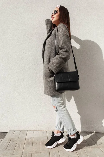 Urban Vrouw Met Vintage Bandana Grijze Jas Jeans Sneake — Stockfoto
