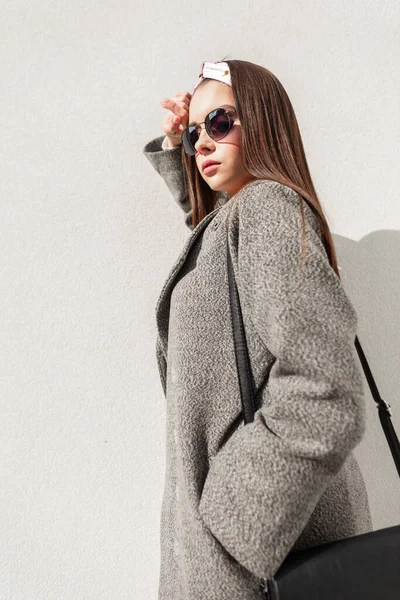 Mujer Joven Moda Gafas Sol Con Estilo Abrigo Gris Moda — Foto de Stock