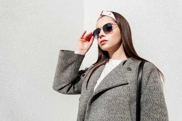 Mujer Moda Ropa Primavera Con Estilo Endereza Las Gafas Sol — Foto de Stock