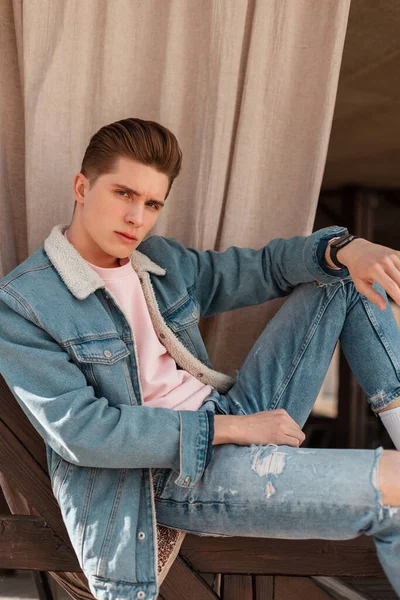 Glamour Ελκυστικός Νεαρός Άνδρας Μοντέρνο Denim Σακάκι Vintage Shirt Μοντέρνο — Φωτογραφία Αρχείου