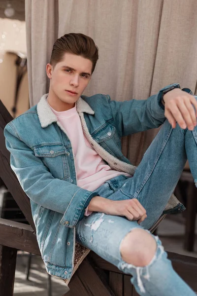 Joven Hombre Fresco Chaqueta Mezclilla Azul Con Estilo Vaqueros Vintage — Foto de Stock