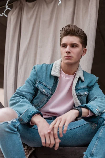 Joven Guapo Con Peinado Moda Ropa Vaqueros Juveniles Azules Moda — Foto de Stock