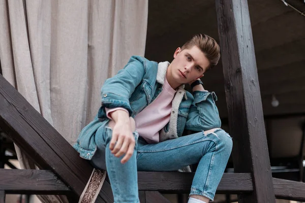 Όμορφος Νεαρός Άνδρας Μοντέρνο Χτένισμα Στη Μόδα Μπλε Ρούχα Τζιν — Φωτογραφία Αρχείου
